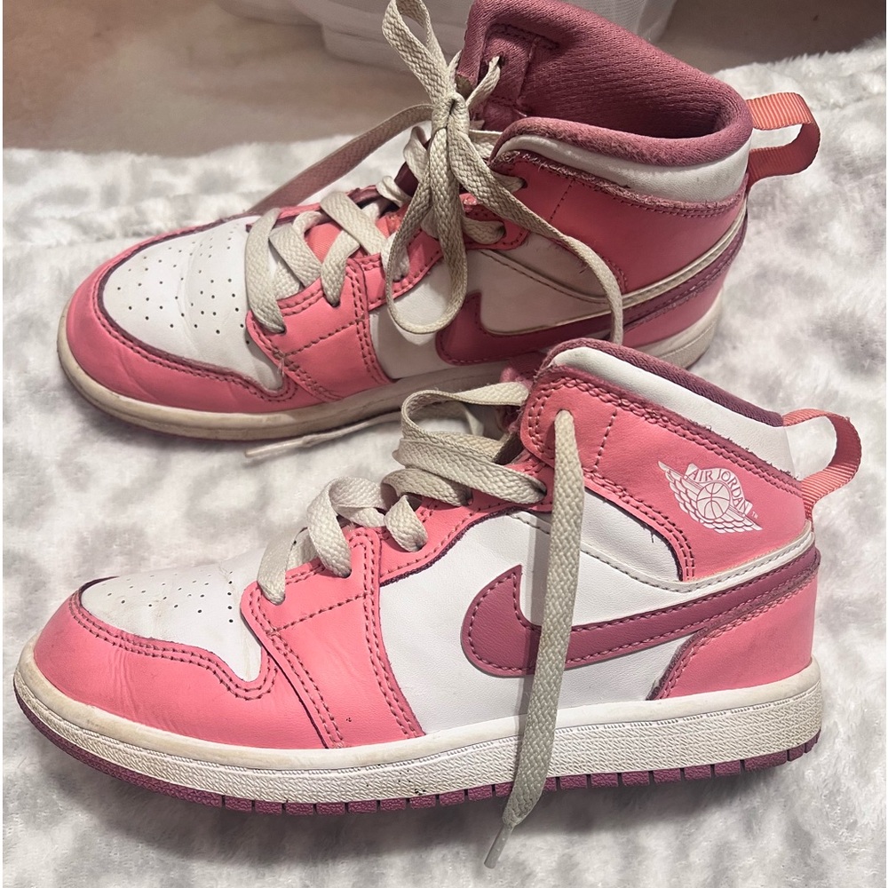 Nike Jordan Girls. Size 1.5 youth. Pink and white. Super cute 💖🤍
